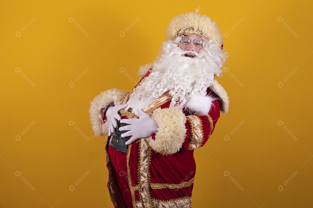 Papai Noel feliz e sorridente Feliz Natal fundo isolado amarelo