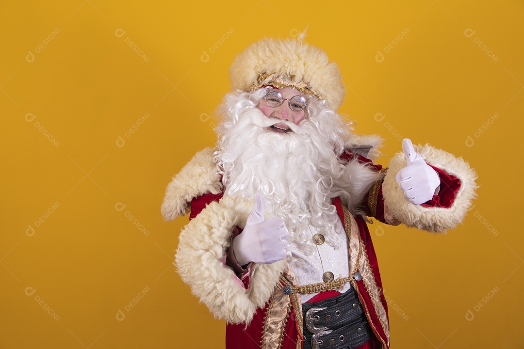 Papai Noel feliz e sorridente Feliz Natal fundo isolado amarelo
