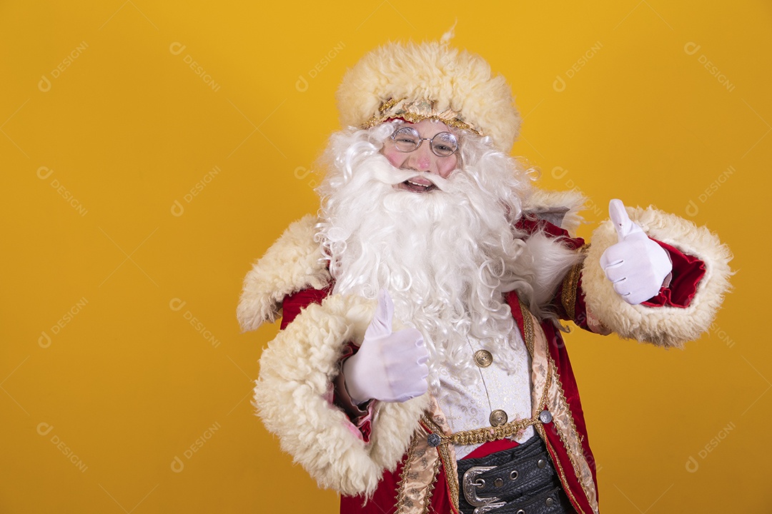 Papai Noel feliz e sorridente Feliz Natal fundo isolado amarelo