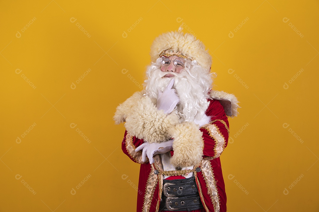 Papai Noel feliz e sorridente Feliz Natal fundo isolado amarelo