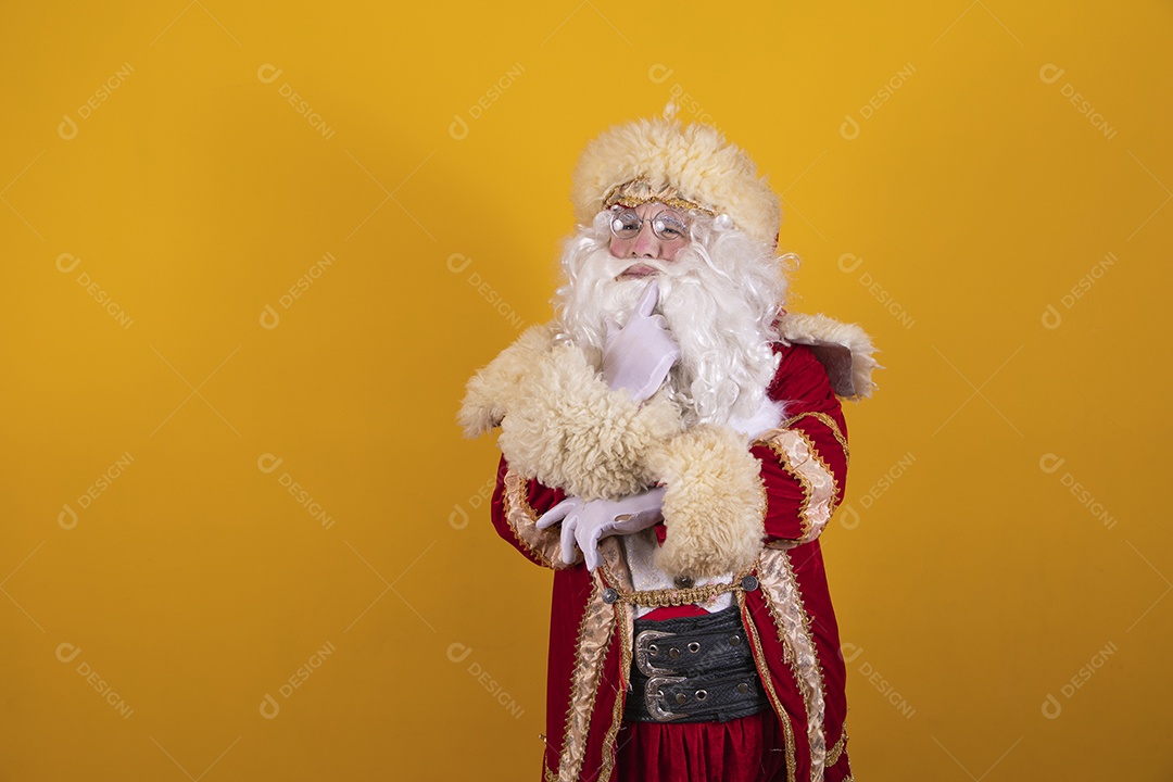 Papai Noel feliz e sorridente Feliz Natal fundo isolado amarelo