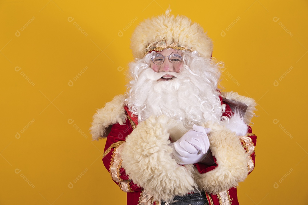 Papai Noel feliz e sorridente Feliz Natal fundo isolado amarelo