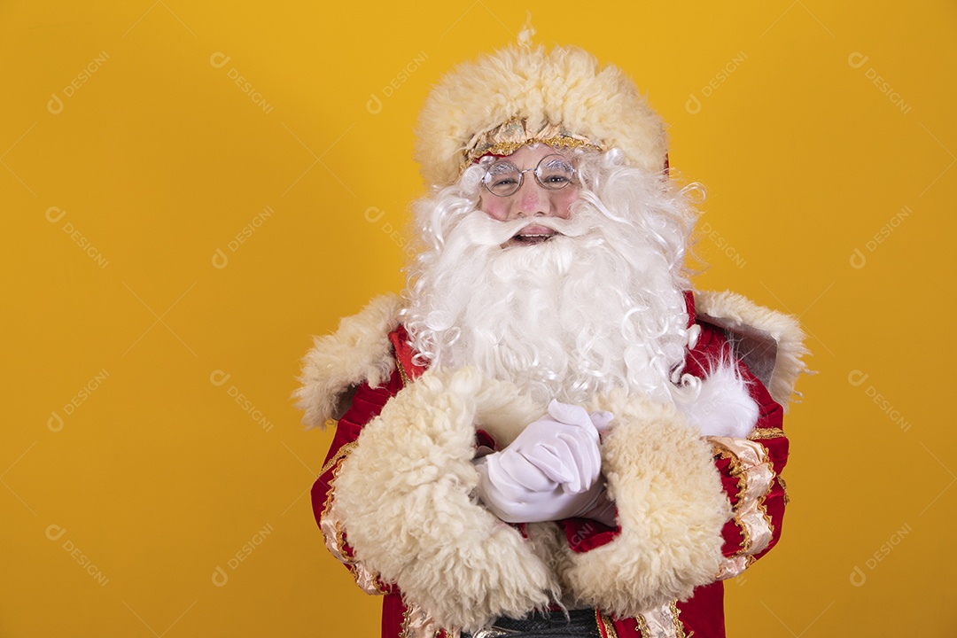 Papai Noel feliz e sorridente Feliz Natal fundo isolado amarelo