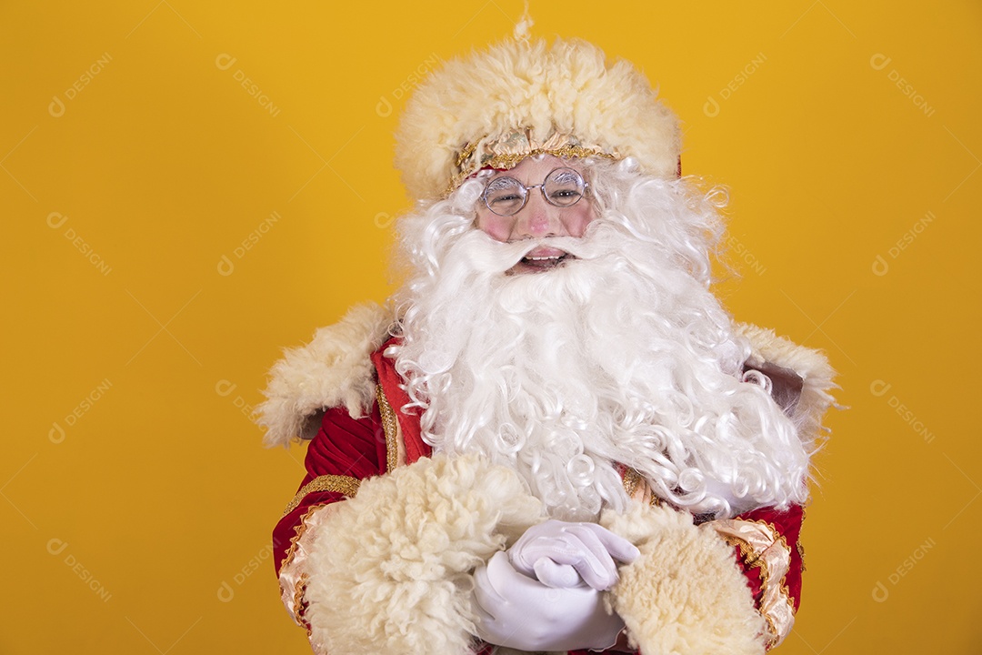Papai Noel feliz e sorridente Feliz Natal fundo isolado amarelo