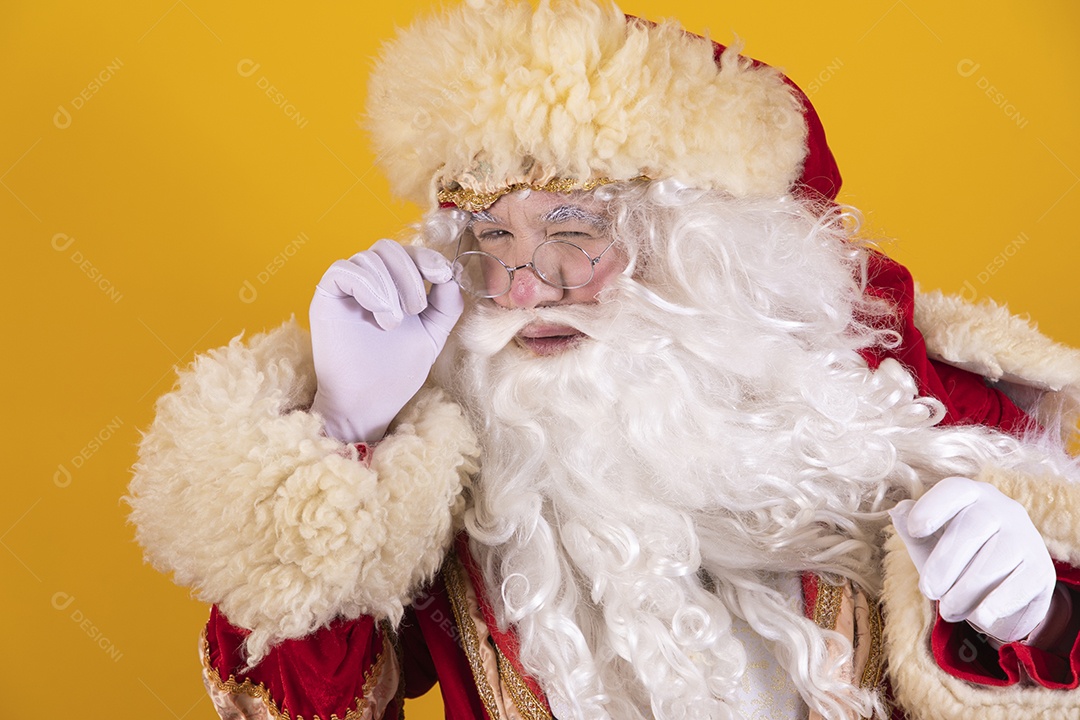 Papai Noel feliz e sorridente Feliz Natal fundo isolado amarelo