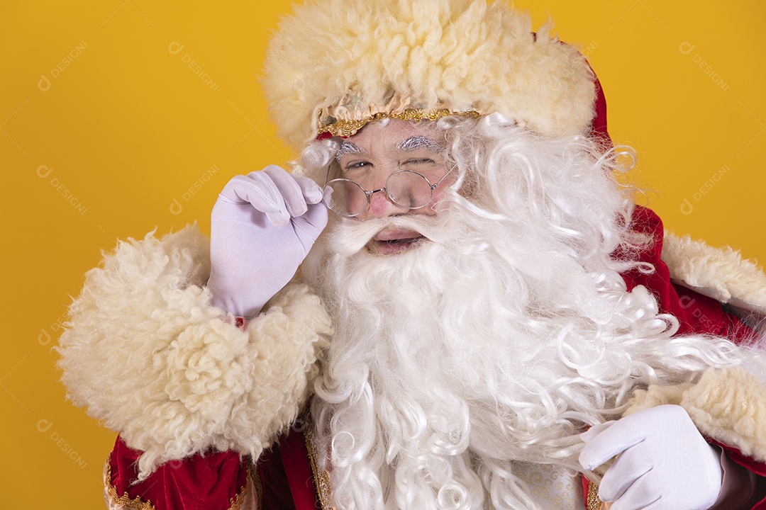 Papai Noel feliz e sorridente Feliz Natal fundo isolado amarelo