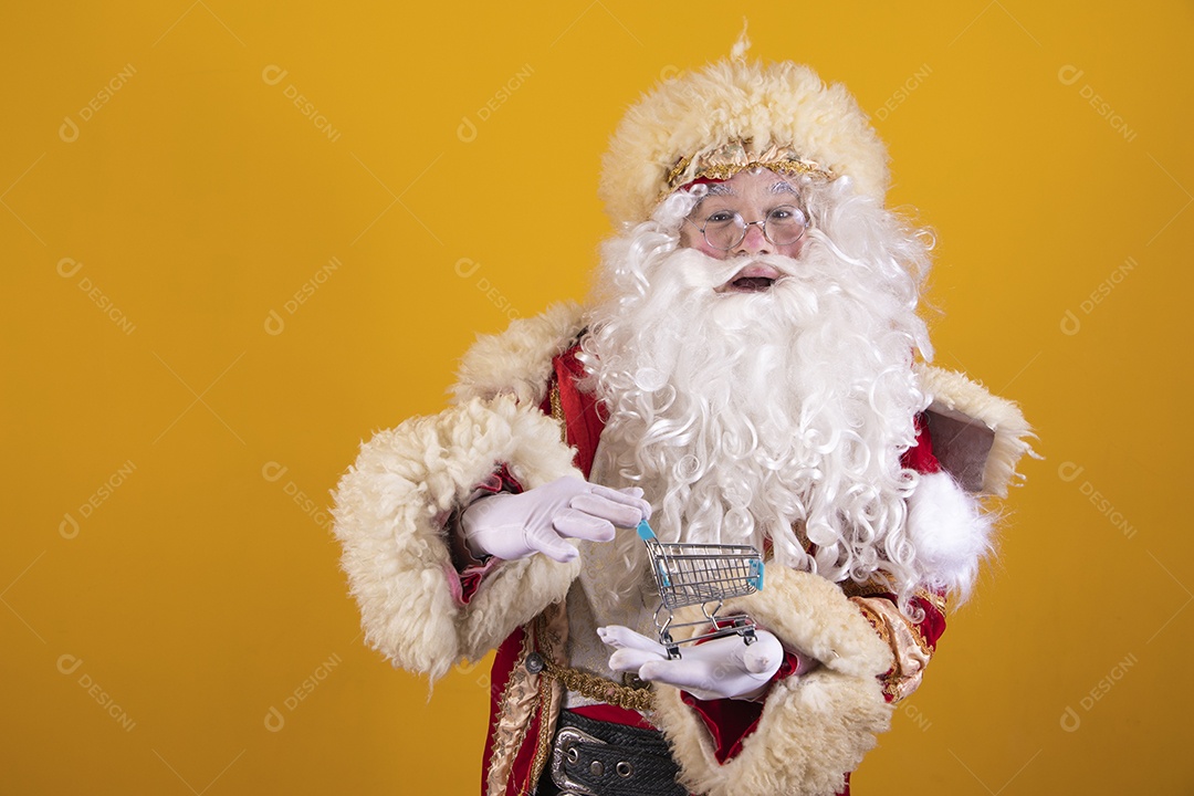 Papai Noel feliz e sorridente Feliz Natal fundo isolado amarelo