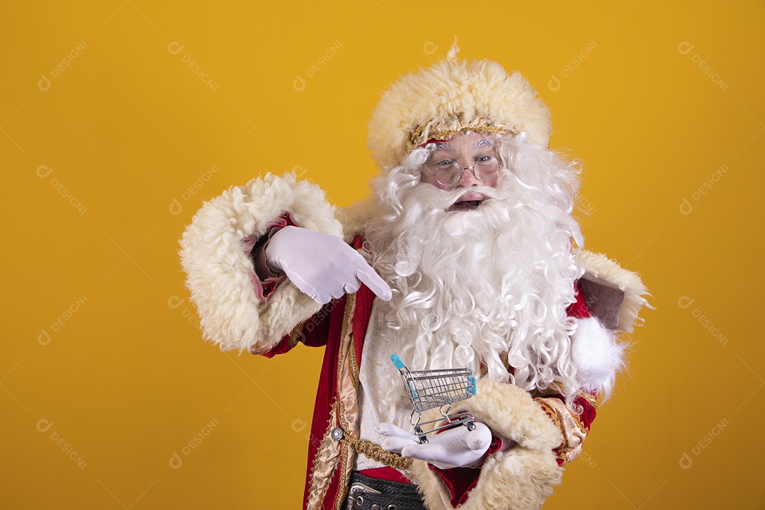 Papai Noel feliz e sorridente Feliz Natal fundo isolado amarelo