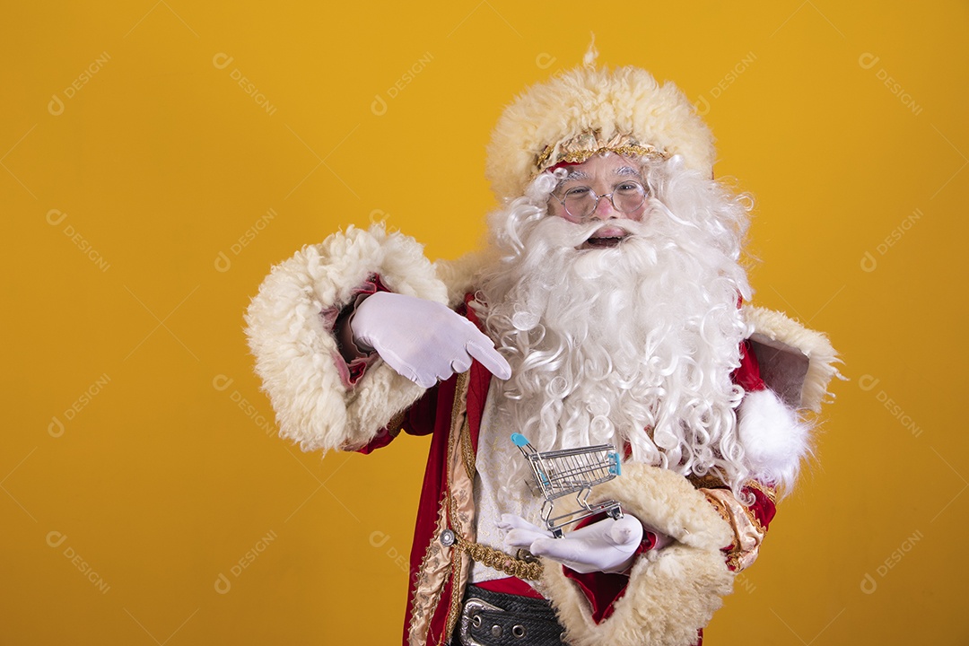 Papai Noel feliz e sorridente Feliz Natal fundo isolado amarelo