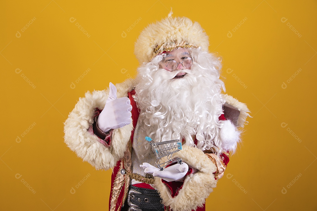 Papai Noel feliz e sorridente Feliz Natal fundo isolado amarelo