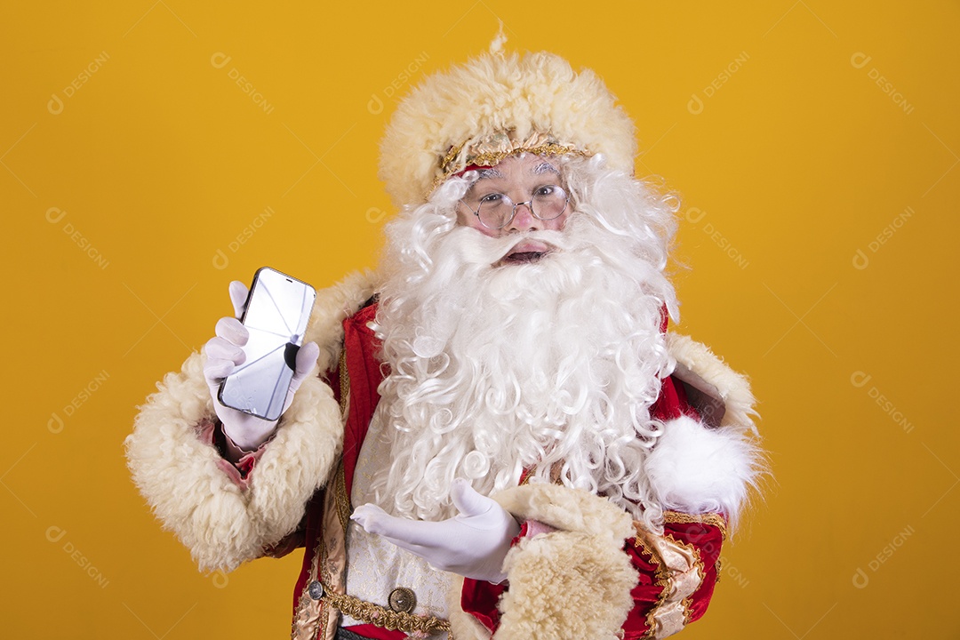 Papai Noel feliz e sorridente segurando celular smartphone Feliz Natal