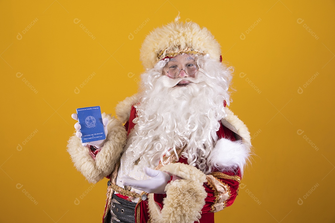 Papai Noel feliz e sorridente segurando carteira de trabalho Feliz Natal fundo isolado amarelo