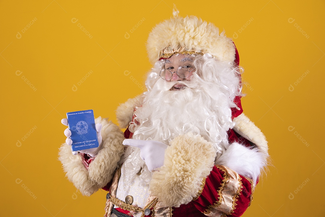 Papai Noel feliz e sorridente segurando carteira de trabalho Feliz Natal fundo isolado amarelo
