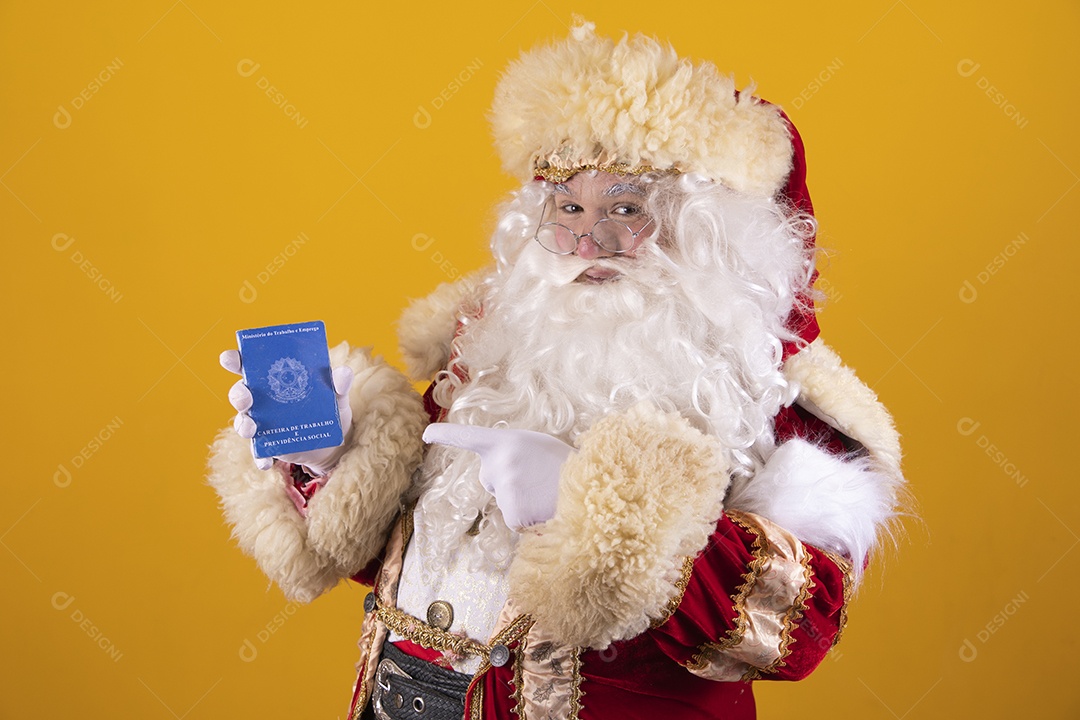 Papai Noel feliz e sorridente segurando carteira de trabalho Feliz Natal fundo isolado amarelo