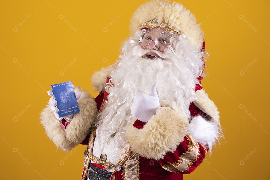 Papai Noel feliz e sorridente segurando carteira de trabalho Feliz Natal fundo isolado amarelo