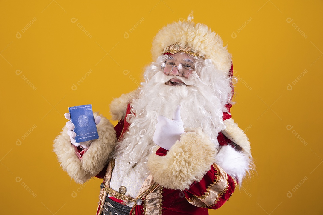 Papai Noel feliz e sorridente segurando carteira de trabalho Feliz Natal fundo isolado amarelo
