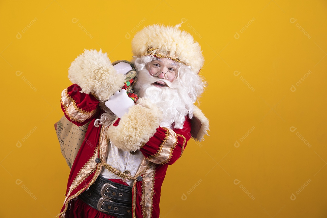 Papai Noel feliz e sorridente Feliz Natal fundo isolado amarelo