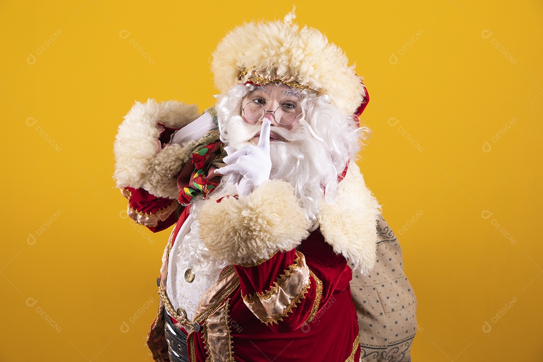 Papai Noel feliz segurando saco de presentes Feliz Natal