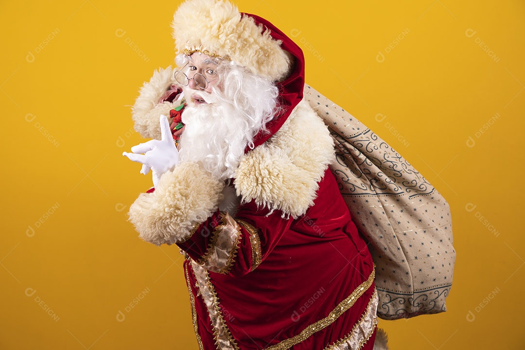 Papai Noel feliz segurando saco de presentes Feliz Natal