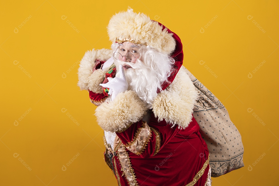 Papai Noel feliz segurando saco de presentes Feliz Natal