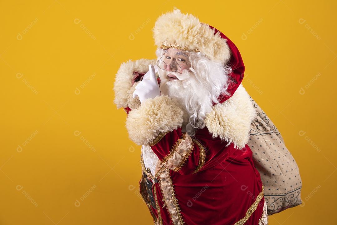 Papai Noel feliz segurando saco de presentes Feliz Natal