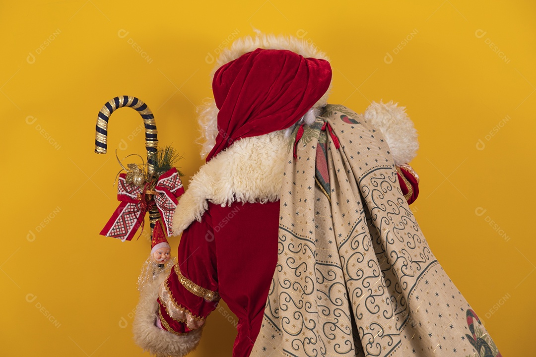 Papai Noel feliz segurando saco de presentes Feliz Natal