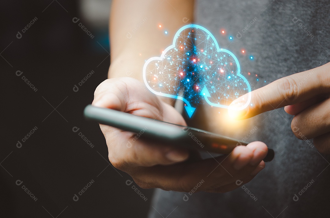 Empresário usando telefone inteligente para conectar informações de dados na rede on-line