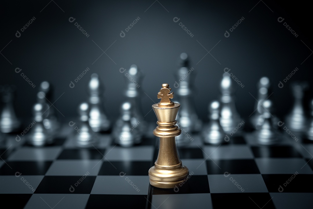 Xadrez Golden King em pé na frente no jogo de tabuleiro