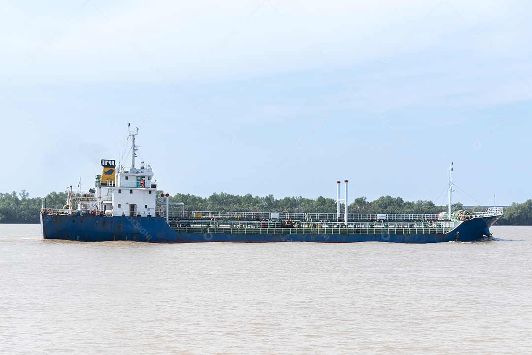 Grandes embarcações transportam gás ou petróleo por mar. Combustível de frete da indústria naval global.