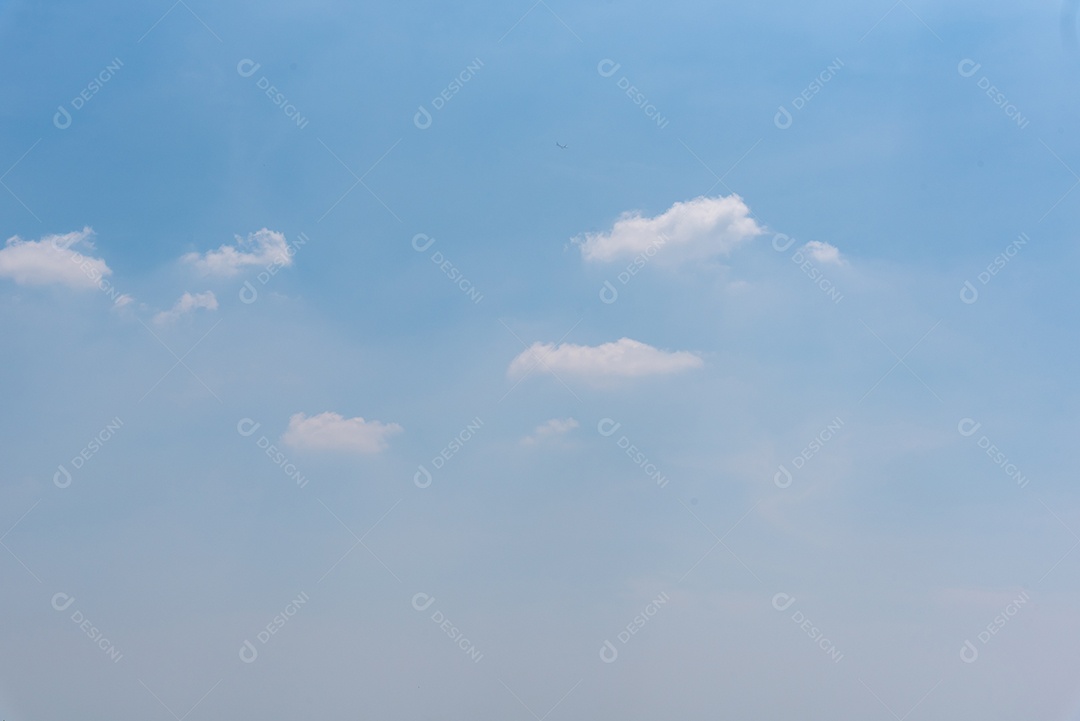 Céu azul e fundo abstrato da luz solar da nuvem.