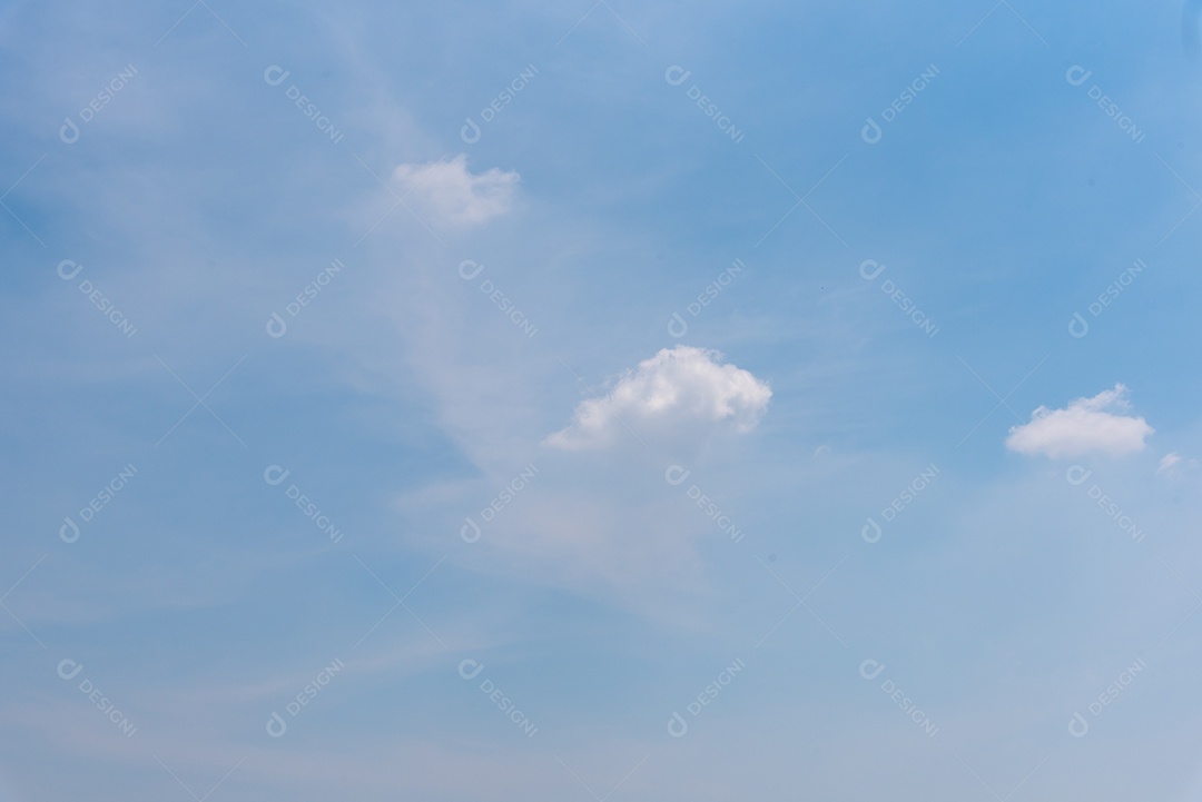 Céu azul e fundo abstrato da luz solar da nuvem.