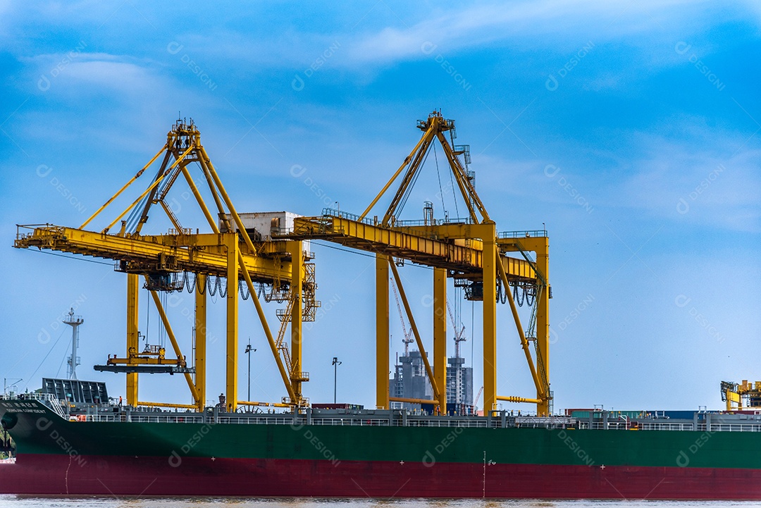 Porto de carga foi atingido por um grande guindaste. O cargueiro atracou no porto