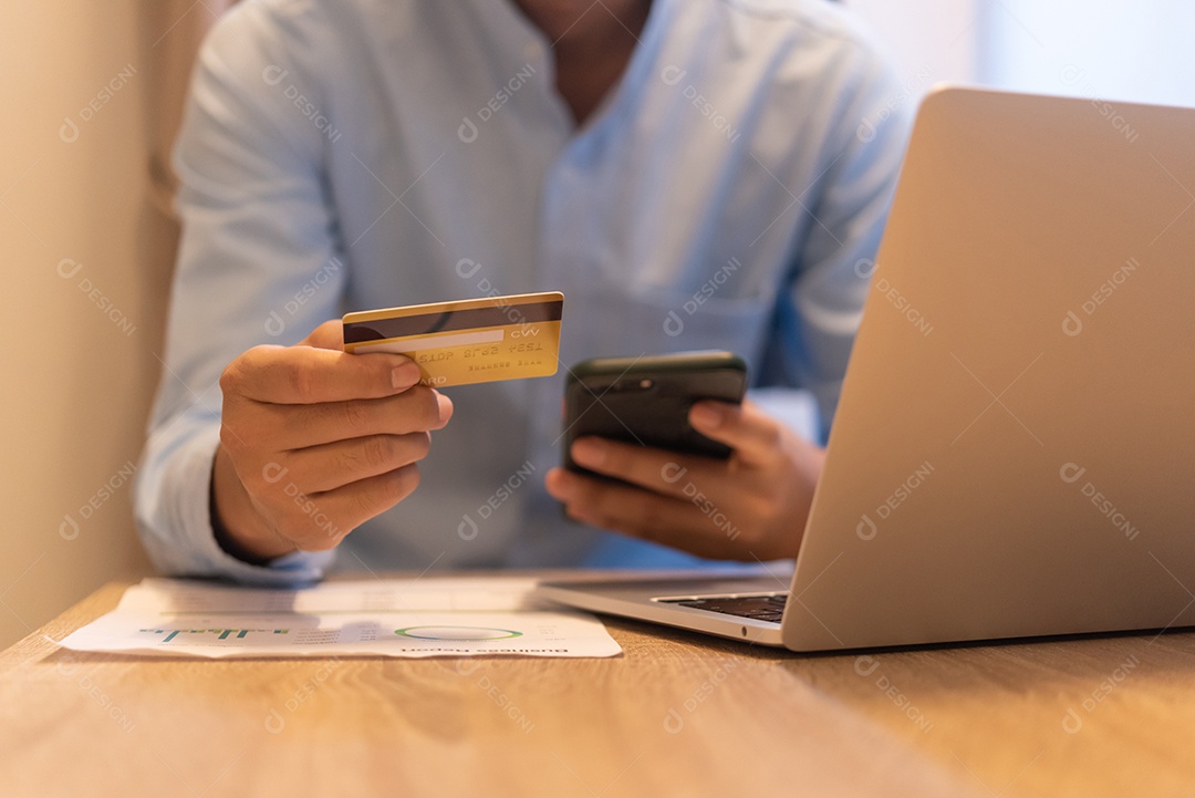 Homem de negócios segurando pagamento com cartão de crédito internet banking