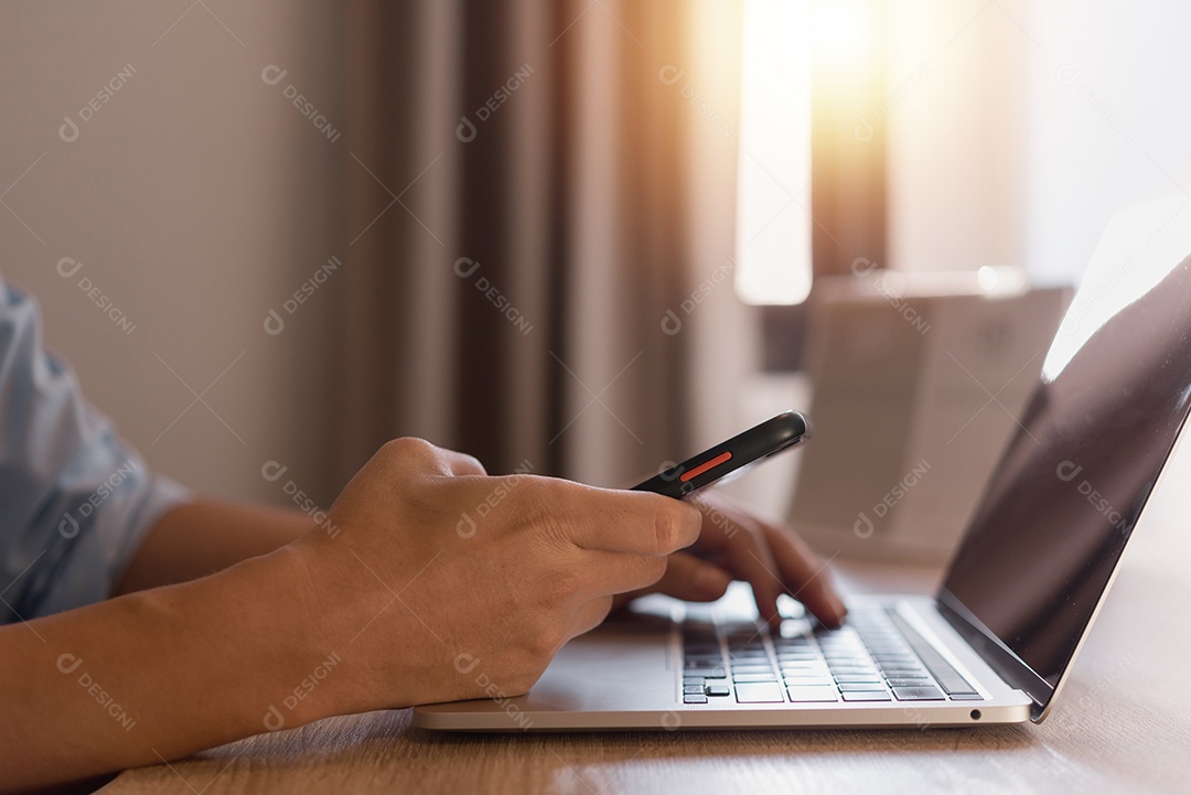 Móvel online escritório smartphone ciberespaço rede empresário trabalho comunicação