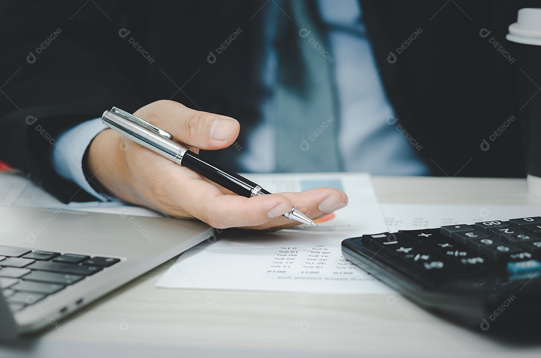 Empresário contabilidade análise informações investimento relatório documento