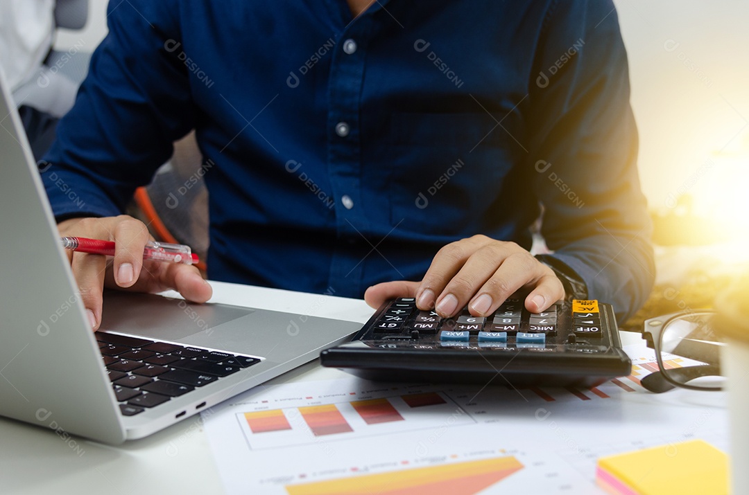 Empresário analisando gráfico de investimento e gráficos com laptop. Contabilidade