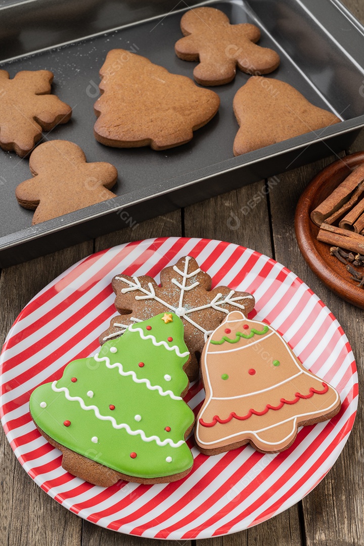 Biscoitos de gengibre de natal tradicionais sobre uma mesa de madeira.
