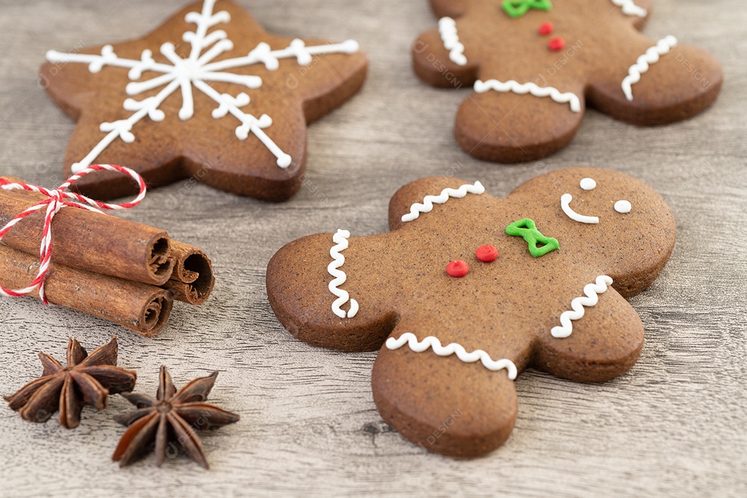 Biscoitos de gengibre de natal tradicionais sobre uma mesa de madeira.