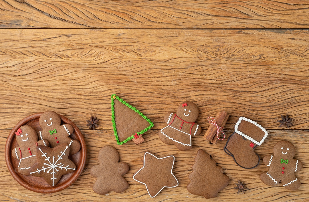 Biscoitos de gengibre de natal tradicionais sobre uma mesa de madeira.