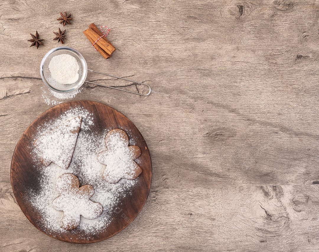 Biscoitos tradicionais de gengibre de natal sobre uma mesa de madeira