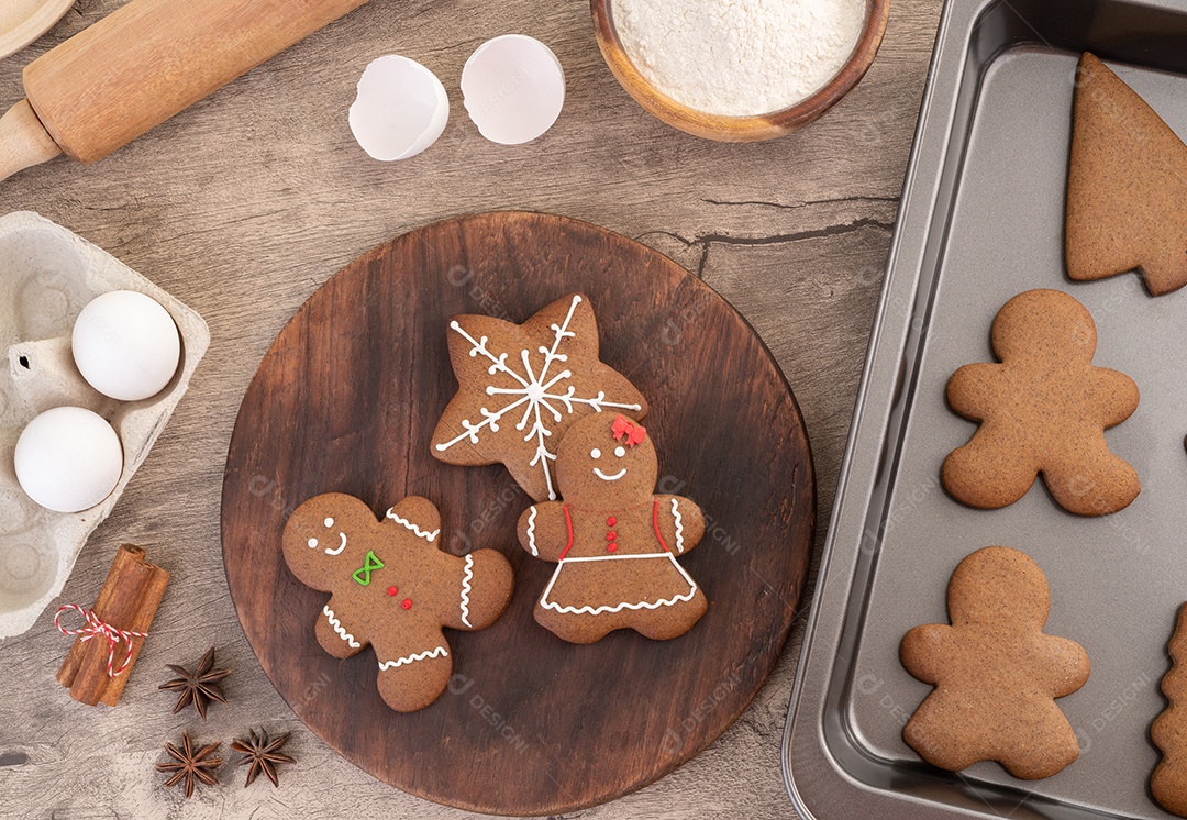 Biscoitos tradicionais de gengibre de natal sobre uma mesa de madeira