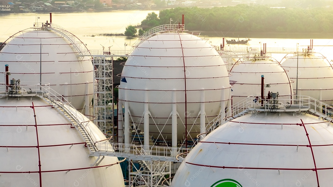 Tanque de armazenamento de gás industrial. GNL ou armazenamento de gás natural liquefeito