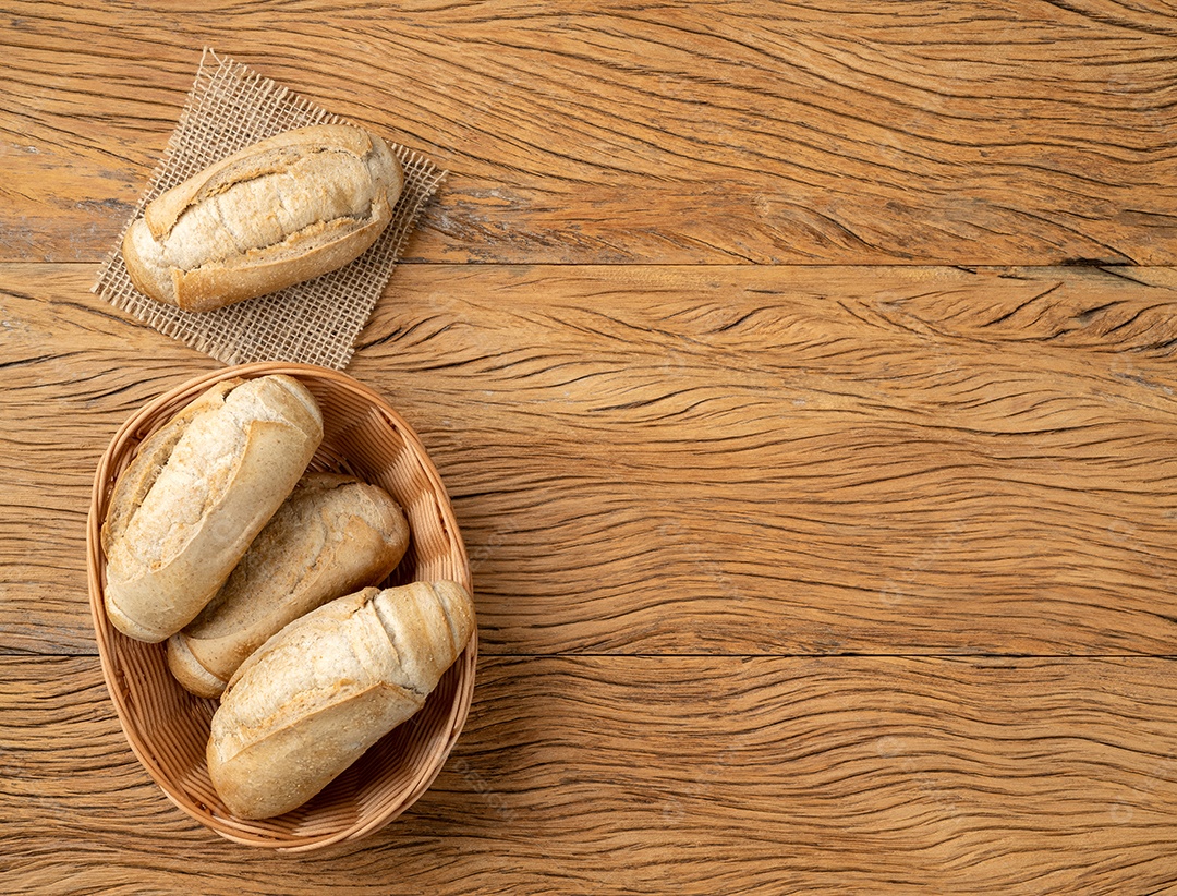 Pão francês integral, pão de sal ou pistolet em uma cesta