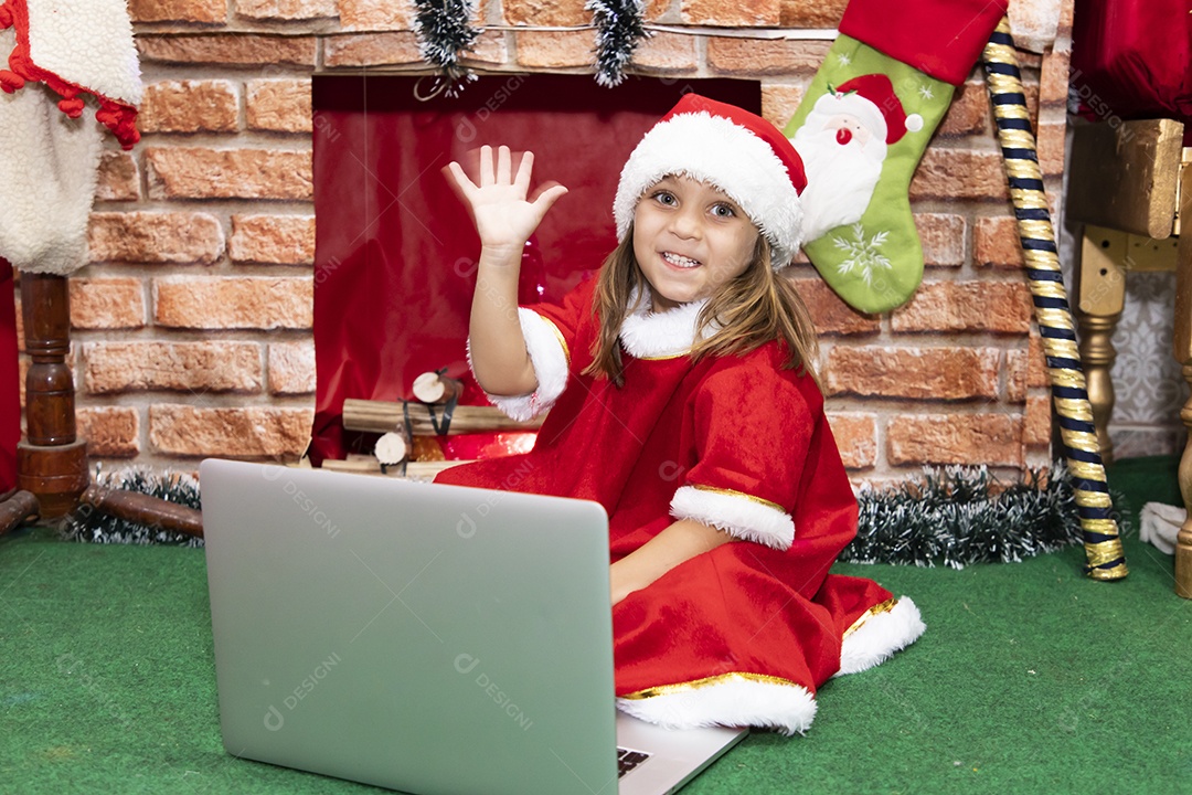 Linda menina fantasiada de Papai Noel usando touca Feliz Natal