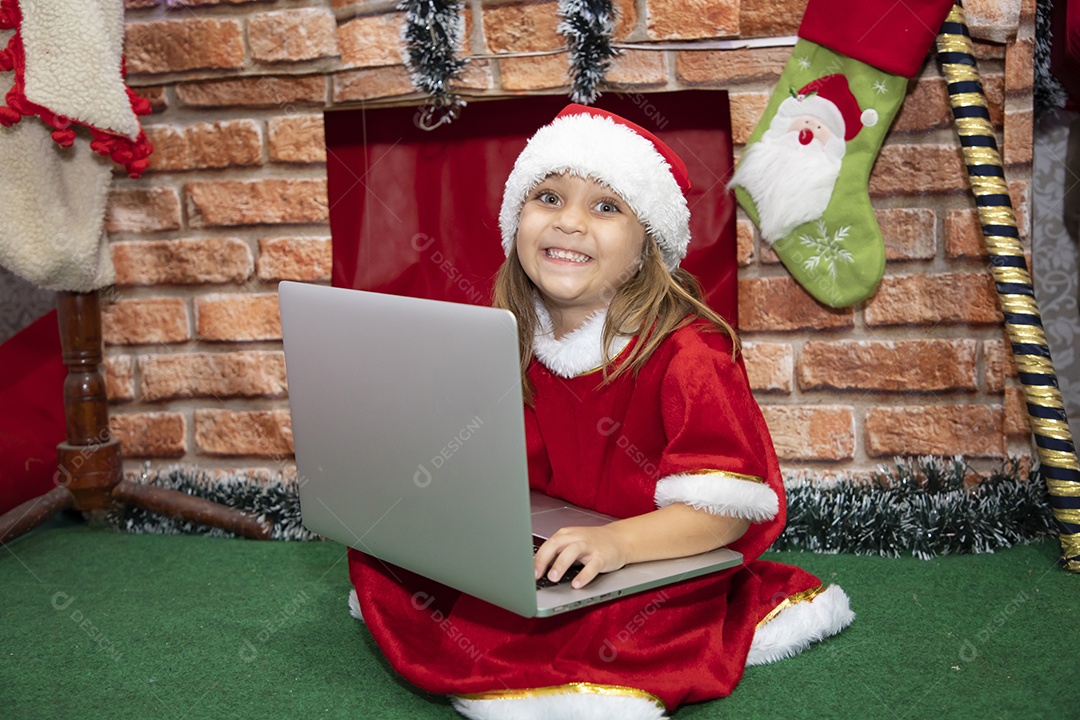 Linda menina fantasiada de Papai Noel usando touca Feliz Natal