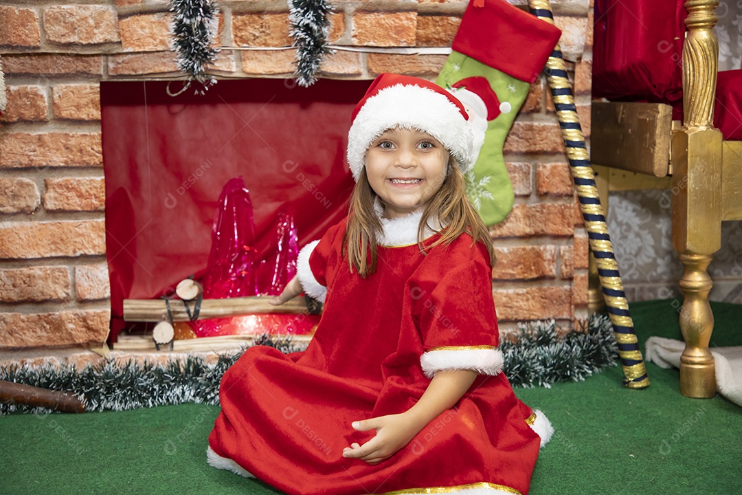 Linda menina fantasiada de Papai Noel usando touca Feliz Natal