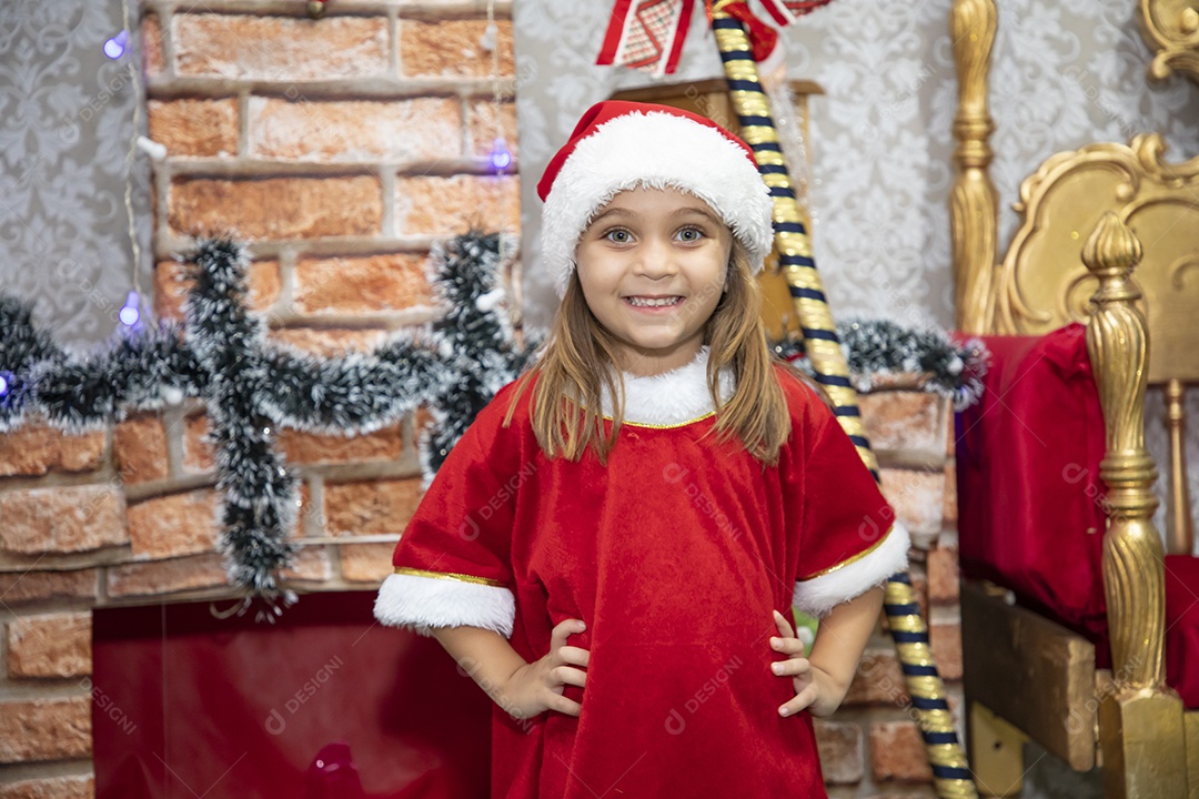 Linda menina fantasiada de Papai Noel usando touca Feliz Natal