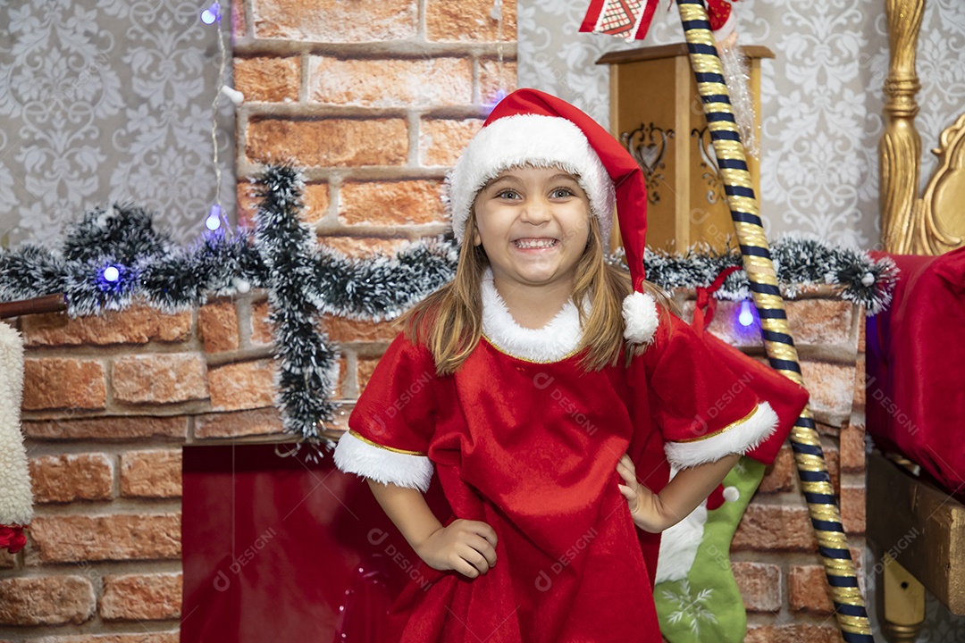 Linda menina fantasiada de Papai Noel usando touca Feliz Natal