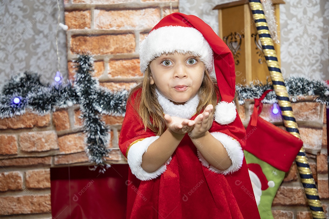 Linda menina fantasiada de Papai Noel usando touca Feliz Natal
