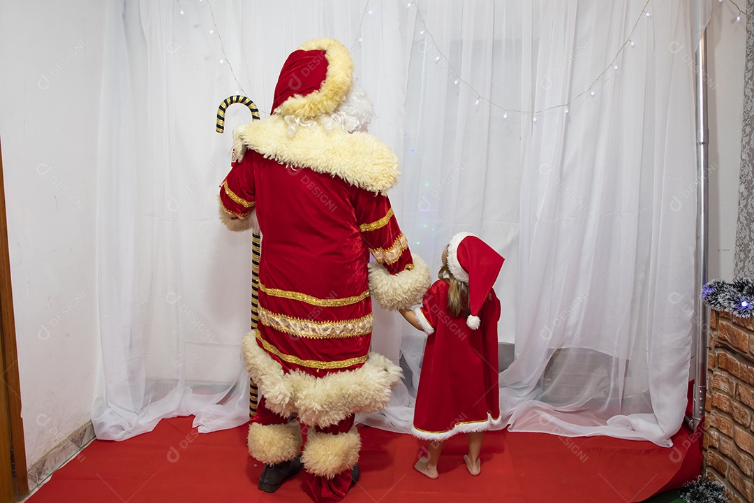 Papai Noel tirando fotos com criança menina Feliz Natal